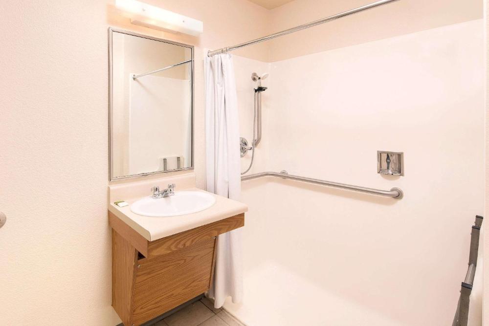 Double Room with Roll In Shower - Disability Access/Non-Smoking interior